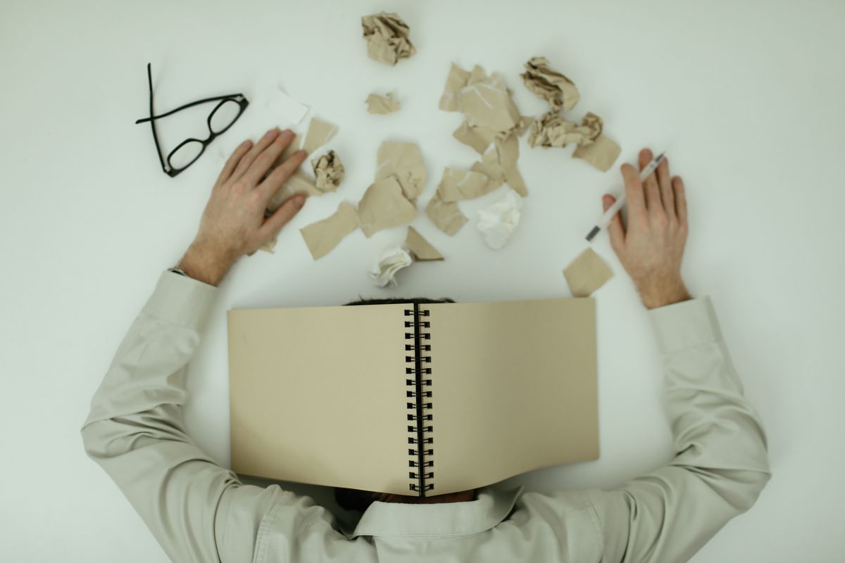 Người nằm gục giữa đống giấy nháp vò nhàu: tự làm tới kiệt sức
